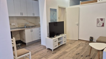 Tek Rr. Mine Peza, Shitet Apartament 1+1 I Rikonstruktuar Dhe Me Super Vendndodhje !!!!