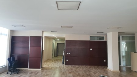 Tek Kopshti Zoologjik, Jepet Me Qira Ambient Per Zyra, Me Lokacion Perfekt!!!