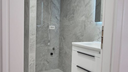 Tek Ish Stacioni i Fundit i Tiranes se Re, Shitet Super Apartament 1+1, Ideal Per Banim Dhe Investim !!!