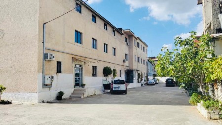 Ne Kombinat, Tek Fabrika E Qelqit, Jepet Me Qira Magazine, Ideale Per Tipologji Te Ndryshme Biznesi!!!