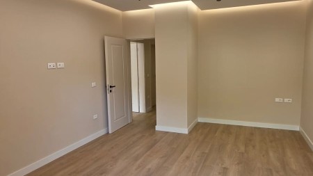 Tek Stadiumi Air Albania, Jepet Me Qira Per Zyra Super Apartament 2+1, Me Planimetri Dhe Location Perfekt Dhe Post Parkimi !!!