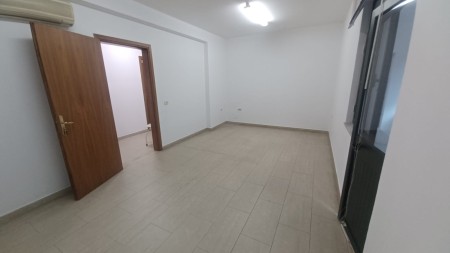 Ne Brryl, Jepet Me Qira Ambient, Per Tipologji Te Ndryshme Zyrash Ose Klinikash Mjekesore!!!