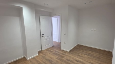 Tek 21 Dhjetori, Shitet Super Apartament 1+1, Ideal Per Banim Dhe Investim !!!