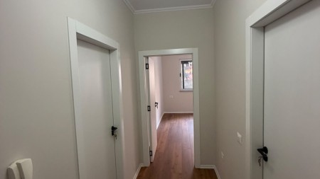 Ne Yzberisht, Shitet Apartament 1+1 Me Planimetri Te Rregullt!!