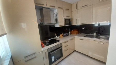 Ne Qender, Jepet Me Qira Super Apartament 2+1, Totalisht I Investuar !!!