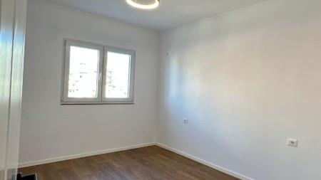 Mbrapa Fakultetit Te Shkencave, Ne Rrugen Haxhi Hysen Dalliu, Shitet Apartament 2+1, Me Lokacion Perfekt !!