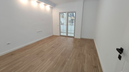 Tek Rruga E Bogdaneve ,Shitet Apartament 2+1 Me Orientim Perfekt!!