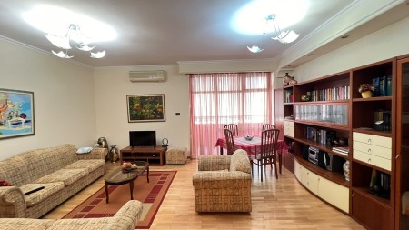 Ne Rrugen Fortuzi, Shitet Apartament 2+1 Me Siperfaqe Te Bollshme Dhe Orientim Perfekt !!!