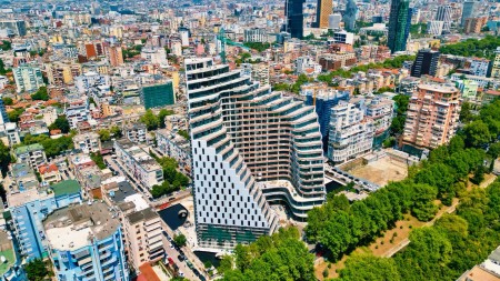 Tek "Ekspozita Building" Shitet Apartament 2+1+2, Me Cmim Kleringu!!!