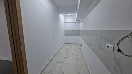 Prane Rrethrrotullimit Te 5 Majit, Jepet Me Qira Apartament 1+1, Ideal Per Zyra Apo Klinika !!!