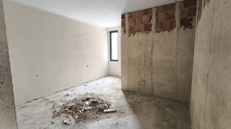 Tek Rruga E Elbasanit, Shitet Super Apartament 3+1+2 Me Hapesira Te Bollshme !!!