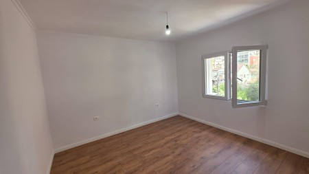 Afer Gjimnazit Partizani, Shitet Super Apartament 1+1, Ideal Per Banim Dhe Investim !!!