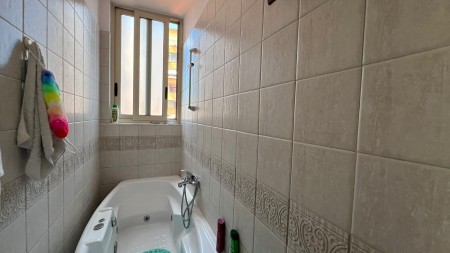 Ne Rrugen Fortuzi, Shitet Apartament 2+1 Me Siperfaqe Te Bollshme Dhe Orientim Perfekt !!!