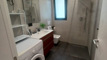 Tek Kodra E Priftit, Jepet Me Qira, Super Apartament 1+1 I Sapo Investuar Dhe I Pa Banuar Me Pare!!!