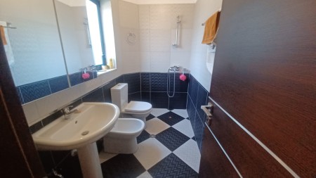 Ne Shkoze, Prane Ish Uzines Se Autotraktoreve, Shitet Apartament 2+1+2, Mundesi Ideale Banimi !!!