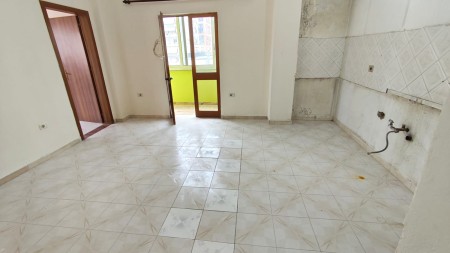 Ne Rrugen E Kavajes, Shitet Apartament 1+1 Me Hapesira Te Bollshme!!