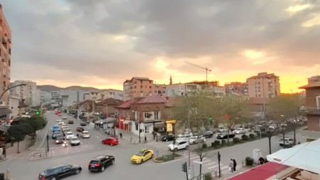Tek Komuna E Parisit, Shitet Apartament 1+1, Mundesi Shfrytezimi Per Biznes !!