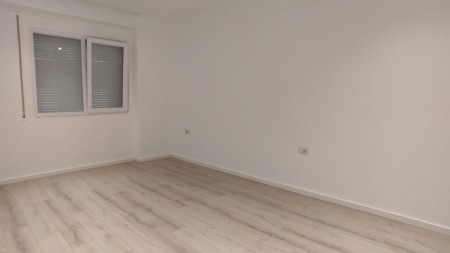 Ne Rrugen E Dibres ,Prane Hotel Elisa Jepet Me Qira Apartament 2+1 Per Zyra!!!