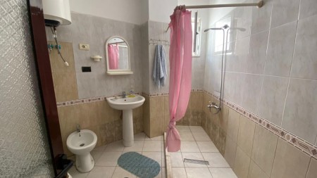 Tek Rruga E Elbasanit, Prane Shkolles Se Baletit, Jepet Me Qira Apartamenti 1+1, Totalisht I Mobiluar!!!