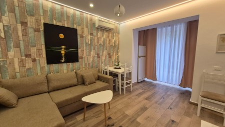 Afer Qendres, Ne Rrugen Mine Peza, Jepet Me Qira Super Apartament 1+1, Me Super Lokacion !!