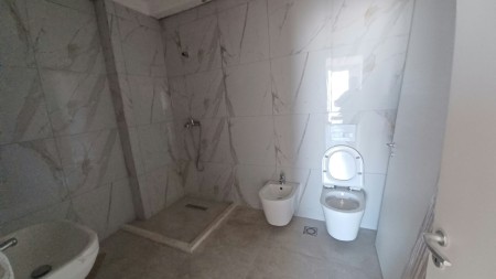 Prane Farmacise 10, Jepet Me Qira Apartament 2+1+2, Ideal Per Banim !!!