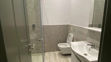Tek Rruga e Durresit , Jepet Me Qira Apartament 2+1, I Mobiluar Totalisht !!!