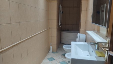 Ne Bllok, Jepet Me Qira Apartament 3+1 Per Biznes !!