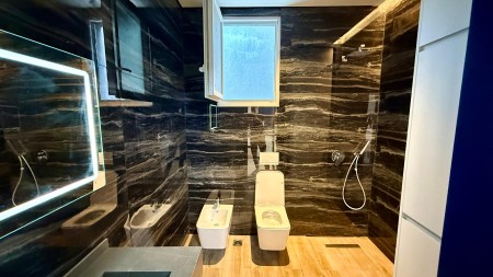 Tek 5-Maji, Jepet Me Qira Super Apartament 2+1+2, Me Verande Dhe Post Parkimi!!