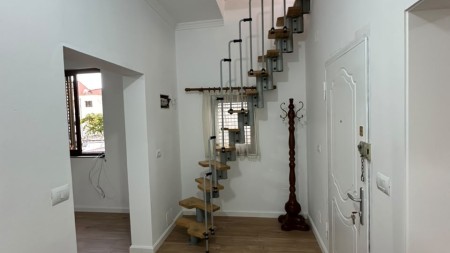 Tek Ish Parku, Shitet Apartament 1+1+Verande !!