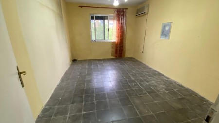 Tek Shkolla 1-Maji Shitet Apartament 2+1 Me Planimetri Te Rregullt!!