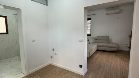 Tek Ish Parku, Shitet Apartament 1+1+Verande !!
