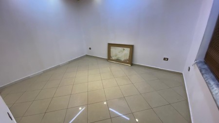 Buze Rruges Se Durresit, Shitet Apartament 2+1, Ideal Per Ambient Biznesi!!
