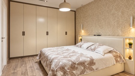 Prane Stadiumit "Dinamo", Shitet Apartament 2+1+2, Mundesi Shfrytezimi Per Njesi Biznesi !!