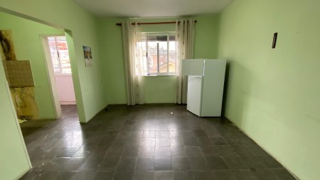 Tek Shkolla 1-Maji Shitet Apartament 2+1 Me Planimetri Te Rregullt!!