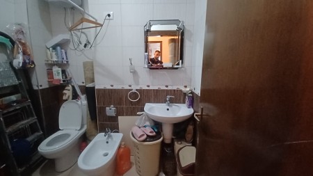 Tek 5 Maji, Shitet Apartament 1+1, Me Planimetri Te Rregullt Gati Per Banim !!!
