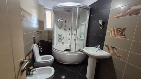 Tek Fusha E Aviacionit, Shitet Apartament 2+1 Me Strukture Te Rregullt !!