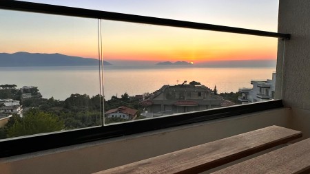 Ne Vlore, Shiten Dy Garsoniere Me Super Pamje Nga Deti!!