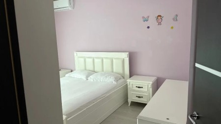 Tek Komuna E Parisit, Jepet Me Qira Apartament 2+1, Ideal Per Banim!!!