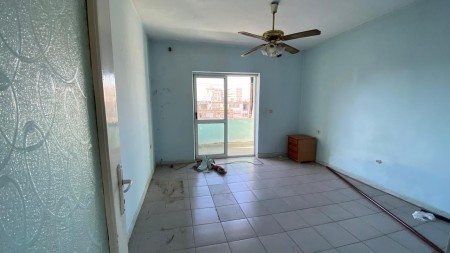 Tek Vasil Shanto, Shitet Apartament 3+1, Me Mundesi Ndarjeje Ne Dy Apartamente 1+1 !!