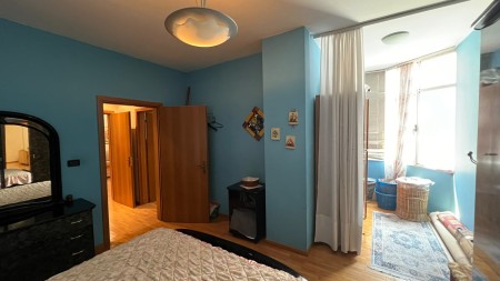 Ne Rrugen Fortuzi, Shitet Apartament 2+1 Me Siperfaqe Te Bollshme Dhe Orientim Perfekt !!!