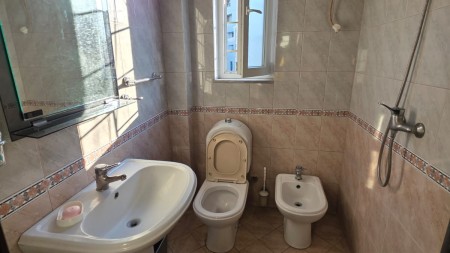 Tek Vasil Shanto, Shitet Super Apartament 2+1, Ideal Per Banim Dhe Per Investim !!!