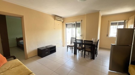 Tek Shkembi i Kavajes, Shitet Apartament 1+1 Buze Detit !!!