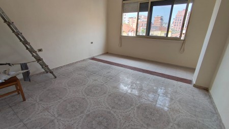Ne Rrugen E Kavajes, Shitet Apartament 1+1 Me Hapesira Te Bollshme!!