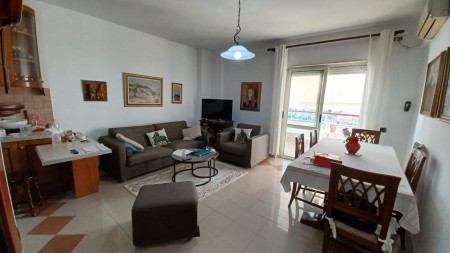 Prane Shkolles Se Kuqe, Shitet Apartament 2+1, Me Planimetri Te Rregullt Dhe Lokacion Perfekt!!!