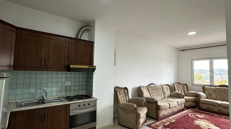 Tek Kthesa E Kamzes, Shitet Apartament 1+1, Buze Rruges Kryesore !!!