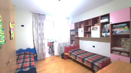 Ne Rrugen Fortuzi, Shitet Apartament 2+1 Me Siperfaqe Te Bollshme Dhe Orientim Perfekt !!!