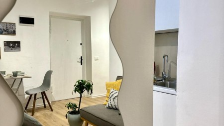 Tek Liqeni Artificial, Jepet Me Qira Apartament 1+1, Super I Investuar !!!