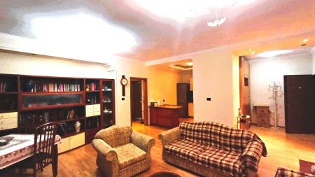 Ne Rrugen Fortuzi, Shitet Apartament 2+1 Me Siperfaqe Te Bollshme Dhe Orientim Perfekt !!!