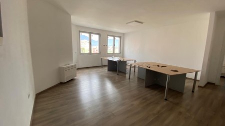 Tek Turdiu Center, Jepet Me Qira Zyre Me Nje Lokacion Fantastik!
