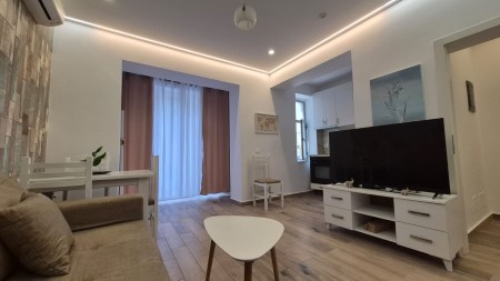 Afer Qendres, Ne Rrugen Mine Peza, Jepet Me Qira Super Apartament 1+1, Me Super Lokacion !!